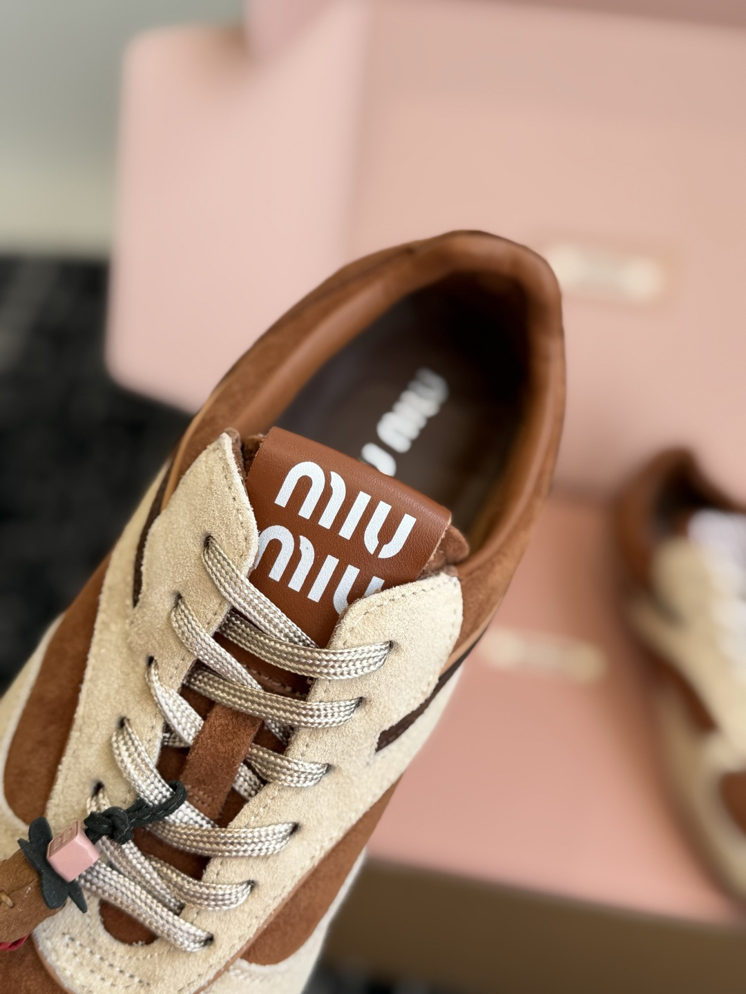 代购级（⚠️官网同步✈️盒包装） Miu Miu 26ss  新色 新款走秀MiuMiu 玛丽珍款德训 休闲鞋  秀场工