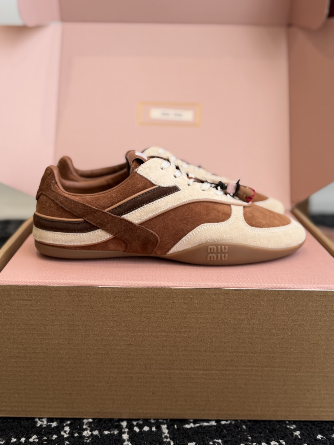 代购级（⚠️官网同步✈️盒包装） Miu Miu 26ss  新色 新款走秀MiuMiu 玛丽珍款德训 休闲鞋  秀场工