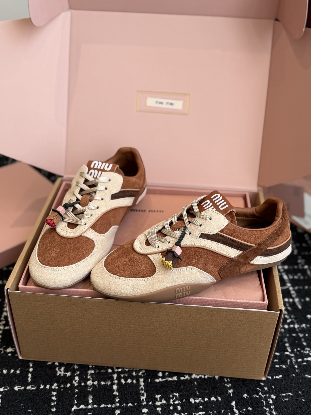 代购级（⚠️官网同步✈️盒包装） Miu Miu 26ss  新色 新款走秀MiuMiu 玛丽珍款德训 休闲鞋  秀场工
