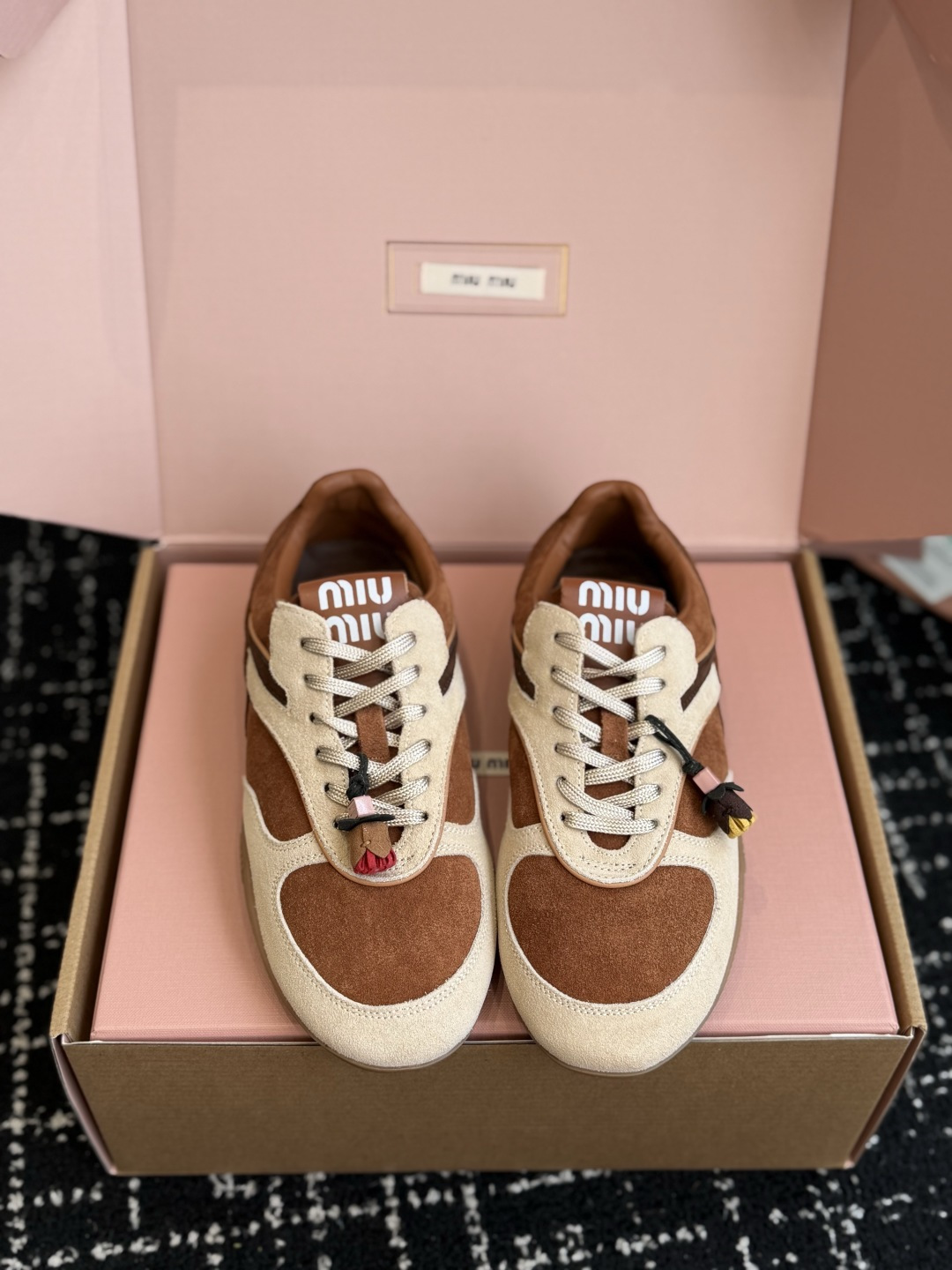 代购级（⚠️官网同步✈️盒包装） Miu Miu 26ss  新色 新款走秀MiuMiu 玛丽珍款德训 休闲鞋  秀场工