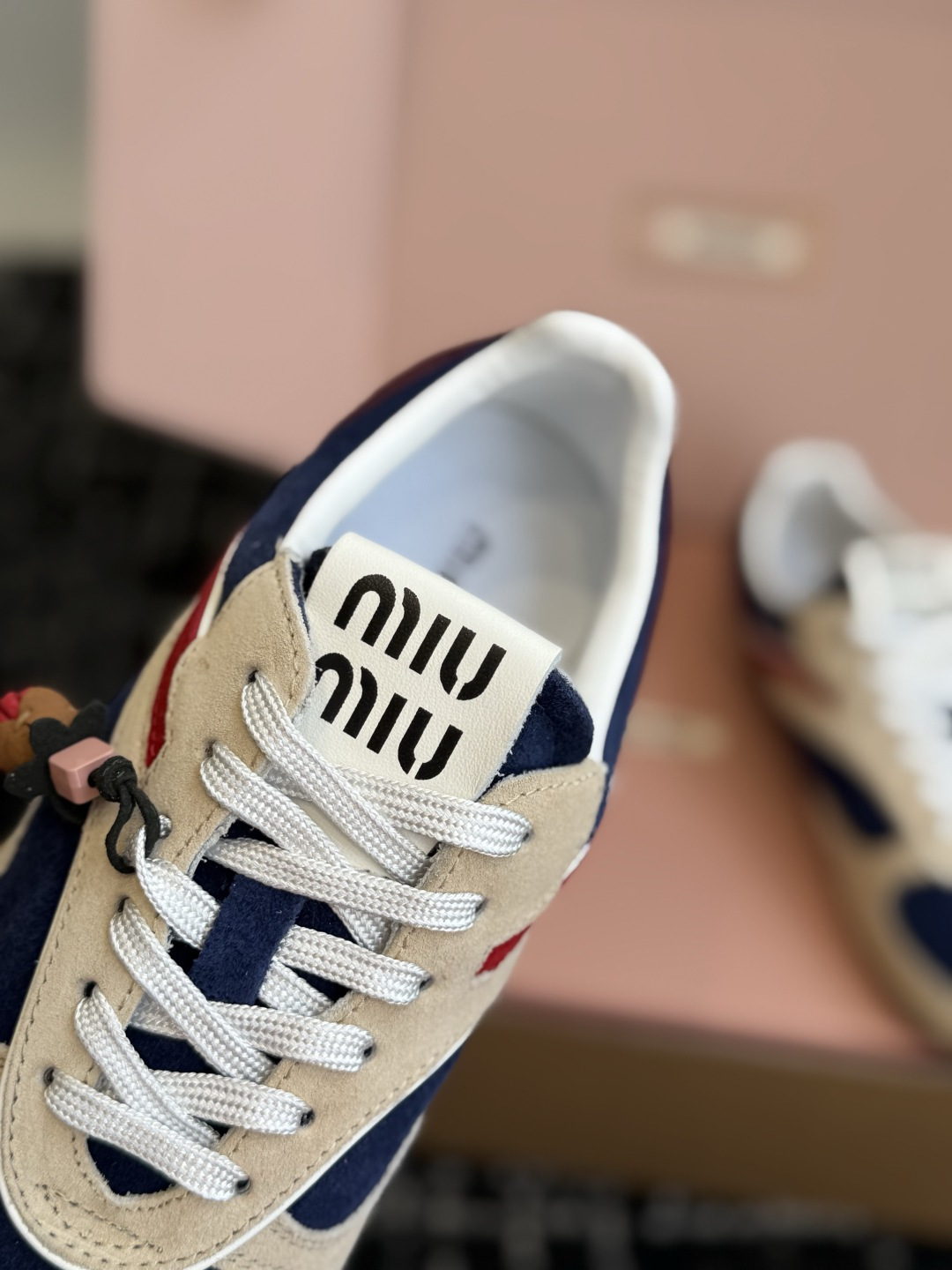 代购级(⚠️官网同步✈️盒包装) Miu Miu 26ss 新色 新款走秀MiuMiu 玛丽珍款德训 休闲鞋 秀场工 代购级(⚠️官网同步✈️盒包装) Miu Miu 26ss 新色 新款走秀MiuMiu 玛丽珍款德训 休闲鞋 秀场工