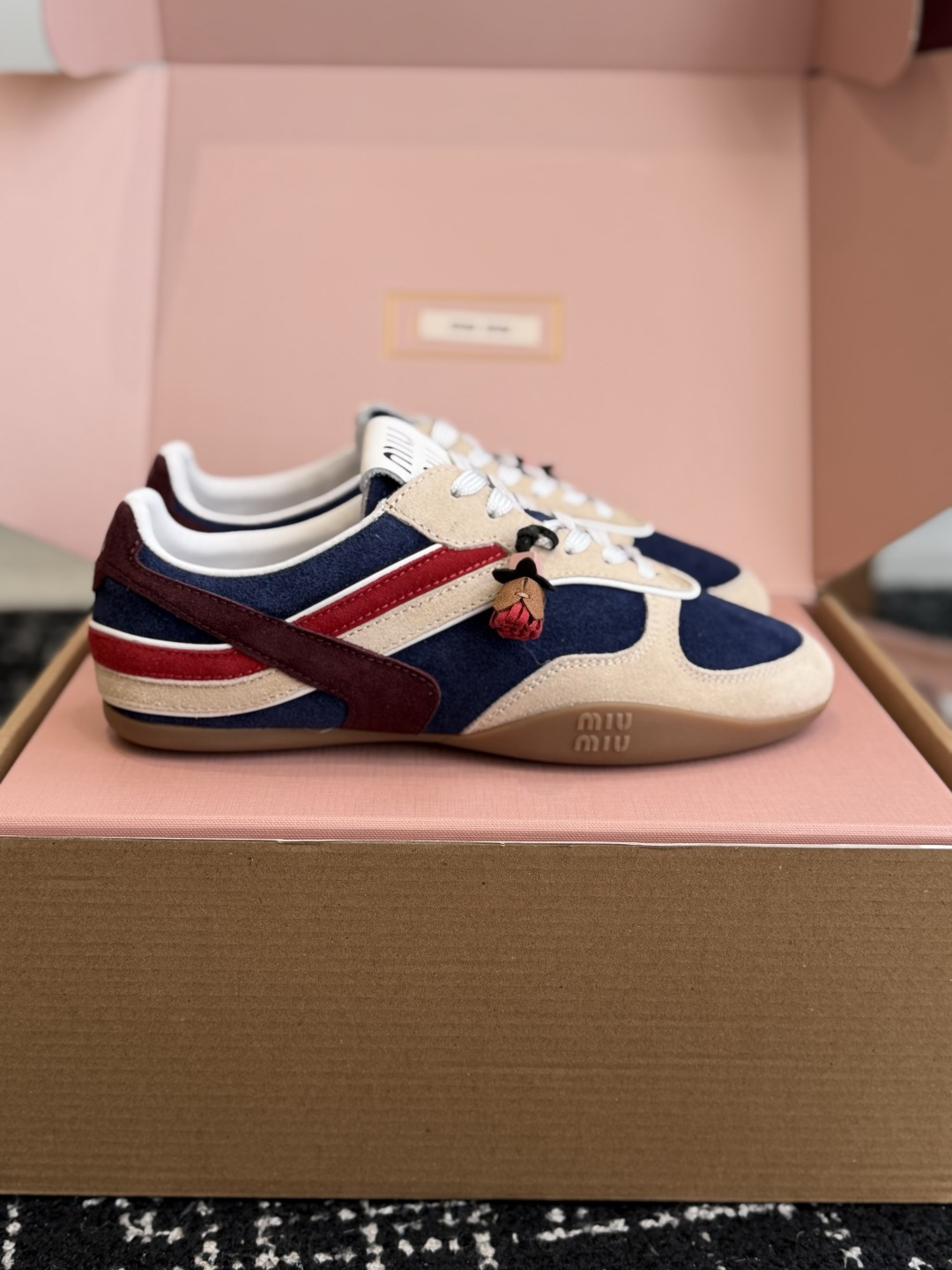 代购级(⚠️官网同步✈️盒包装) Miu Miu 26ss 新色 新款走秀MiuMiu 玛丽珍款德训 休闲鞋 秀场工 代购级(⚠️官网同步✈️盒包装) Miu Miu 26ss 新色 新款走秀MiuMiu 玛丽珍款德训 休闲鞋 秀场工