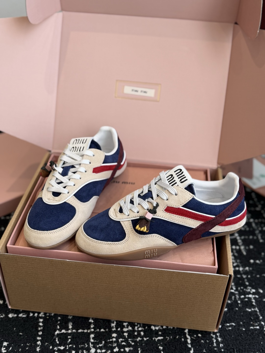 代购级(⚠️官网同步✈️盒包装) Miu Miu 26ss 新色 新款走秀MiuMiu 玛丽珍款德训 休闲鞋 秀场工 代购级(⚠️官网同步✈️盒包装) Miu Miu 26ss 新色 新款走秀MiuMiu 玛丽珍款德训 休闲鞋 秀场工