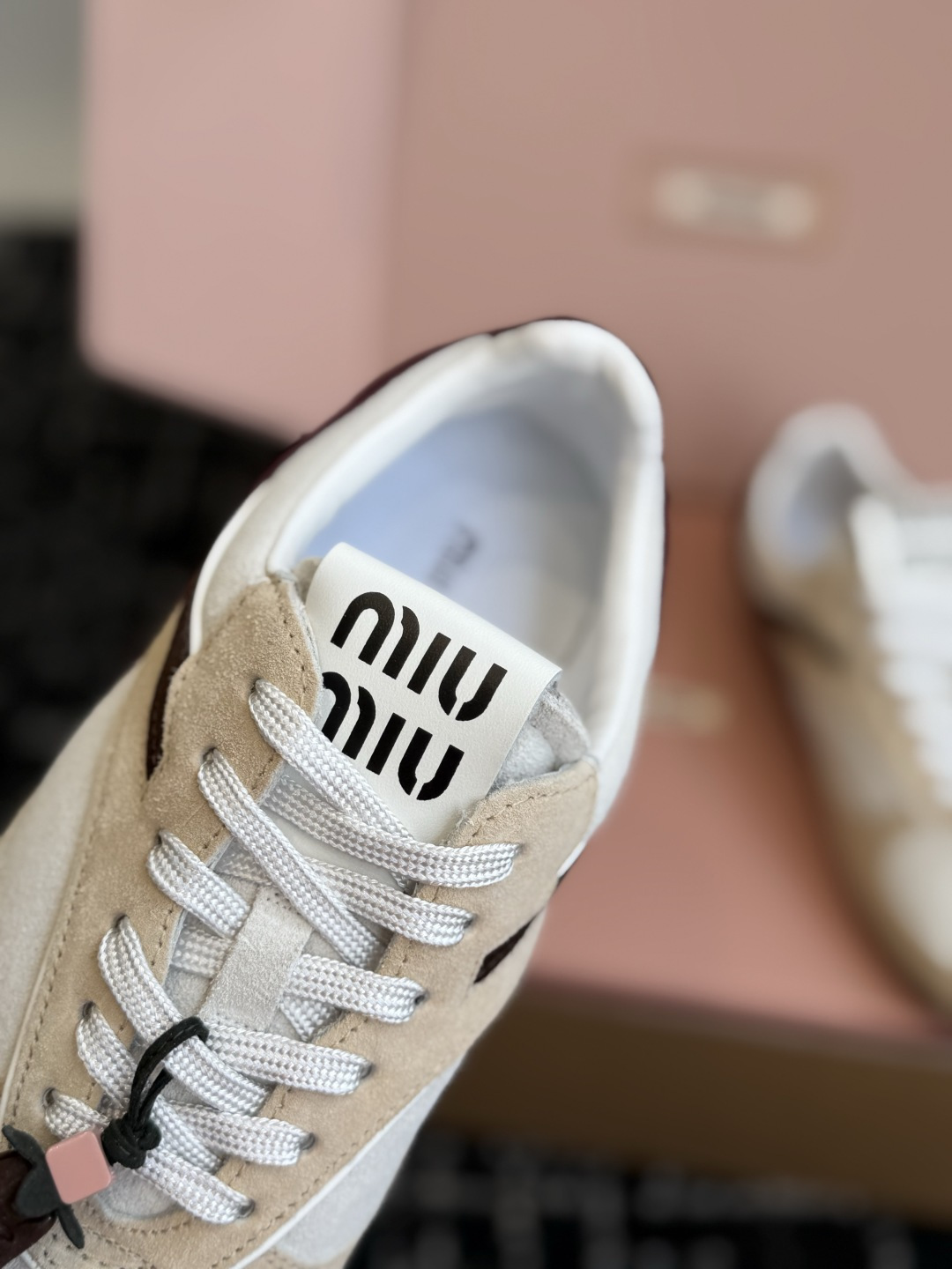 代购级(⚠️官网同步✈️盒包装) Miu Miu 26ss 新色 新款走秀MiuMiu 玛丽珍款德训 休闲鞋 秀场工 代购级(⚠️官网同步✈️盒包装) Miu Miu 26ss 新色 新款走秀MiuMiu 玛丽珍款德训 休闲鞋 秀场工