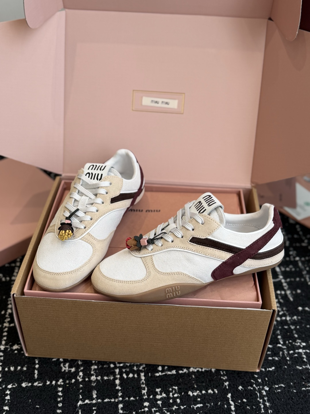 代购级(⚠️官网同步✈️盒包装) Miu Miu 26ss 新色 新款走秀MiuMiu 玛丽珍款德训 休闲鞋 秀场工 代购级(⚠️官网同步✈️盒包装) Miu Miu 26ss 新色 新款走秀MiuMiu 玛丽珍款德训 休闲鞋 秀场工