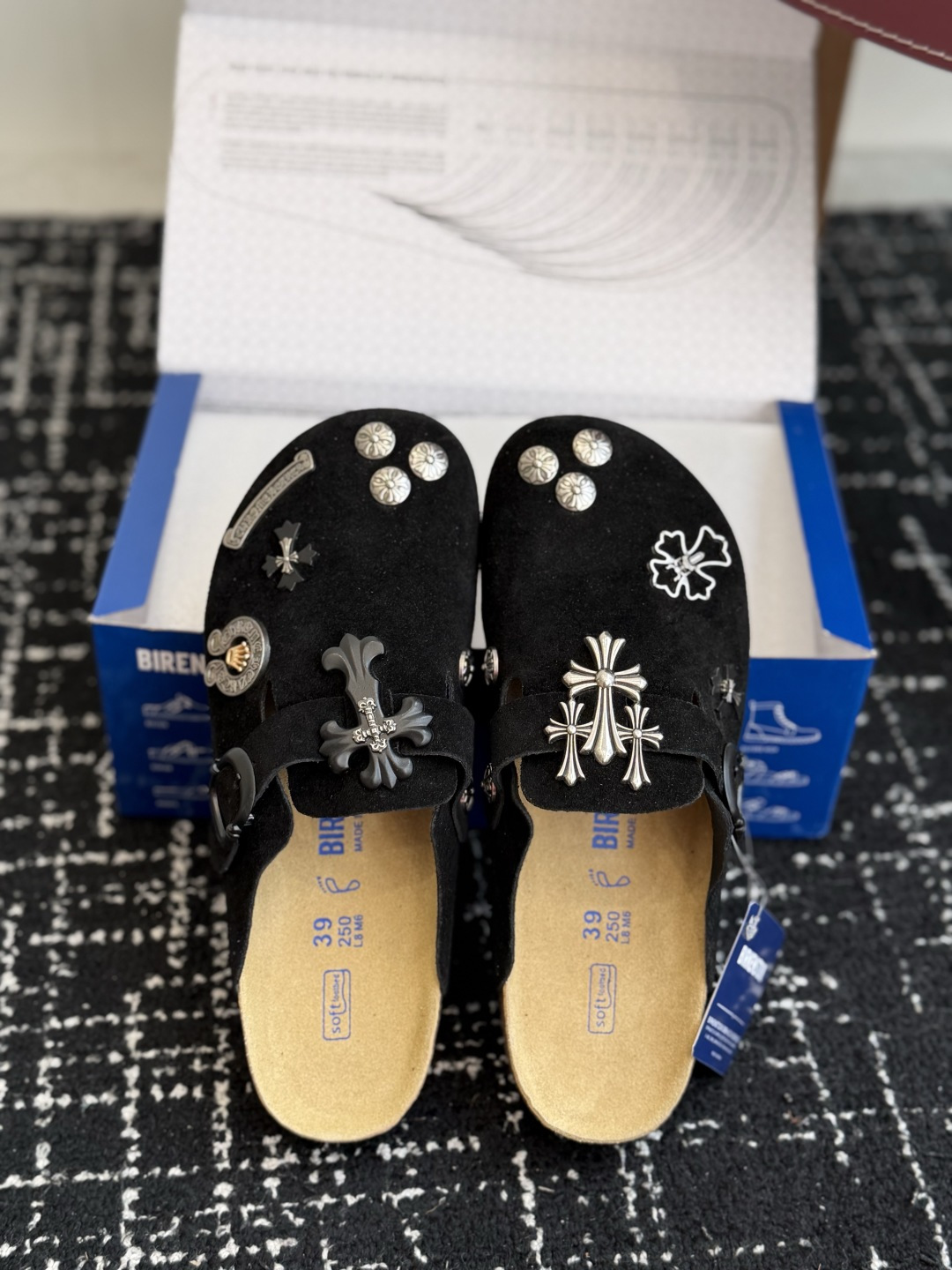 代购级 Birkenstock 克罗心 26ss 新款 勃肯 情侣款 包头拖 这两个品牌刚出联名我就心动了 代购找很久才 代购级 Birkenstock 克罗心 26ss 新款 勃肯 情侣款 包头拖 这两个品牌刚出联名我就心动了 代购找很久才