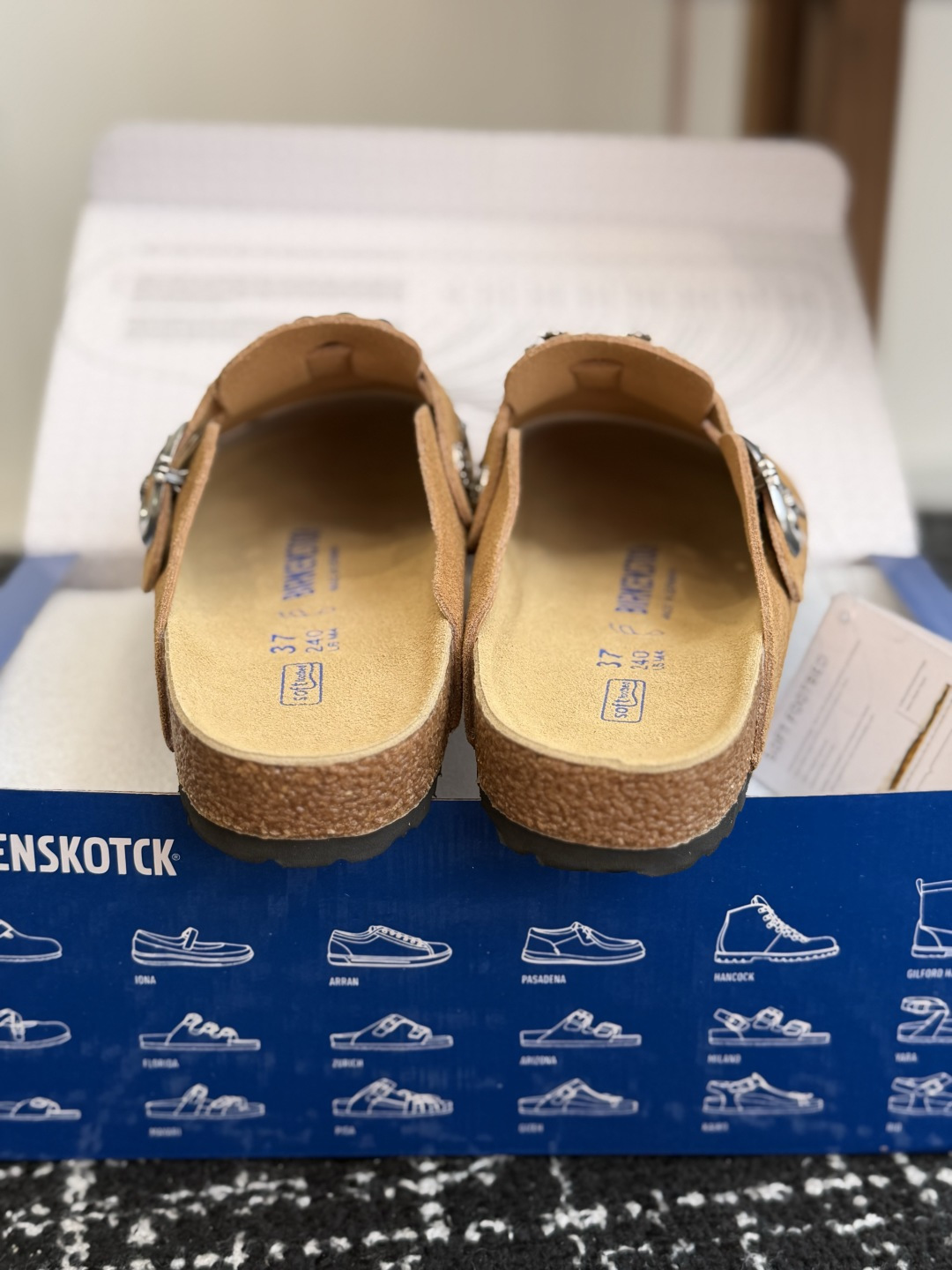 代购级 Birkenstock 克罗心 26ss 新款 勃肯 情侣款 包头拖 这两个品牌刚出联名我就心动了 代购找很久才 代购级 Birkenstock 克罗心 26ss 新款 勃肯 情侣款 包头拖 这两个品牌刚出联名我就心动了 代购找很久才