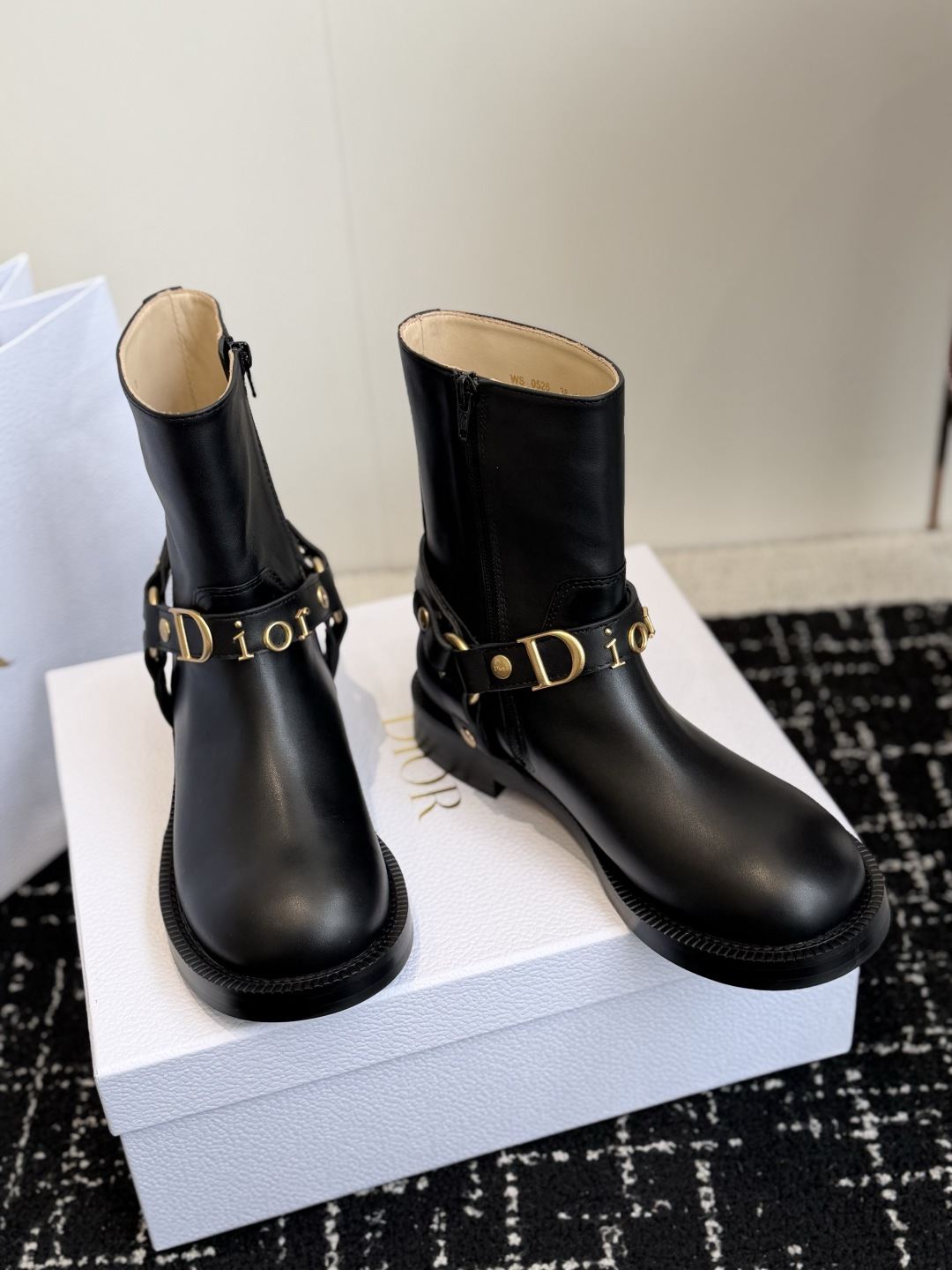 代购级 Dior迪奥 26ss 新款秋冬英伦风布洛克厚底马丁靴！ 楦型百搭瘦脚yyds.造型立体饱满，帅气十足  上脚舒