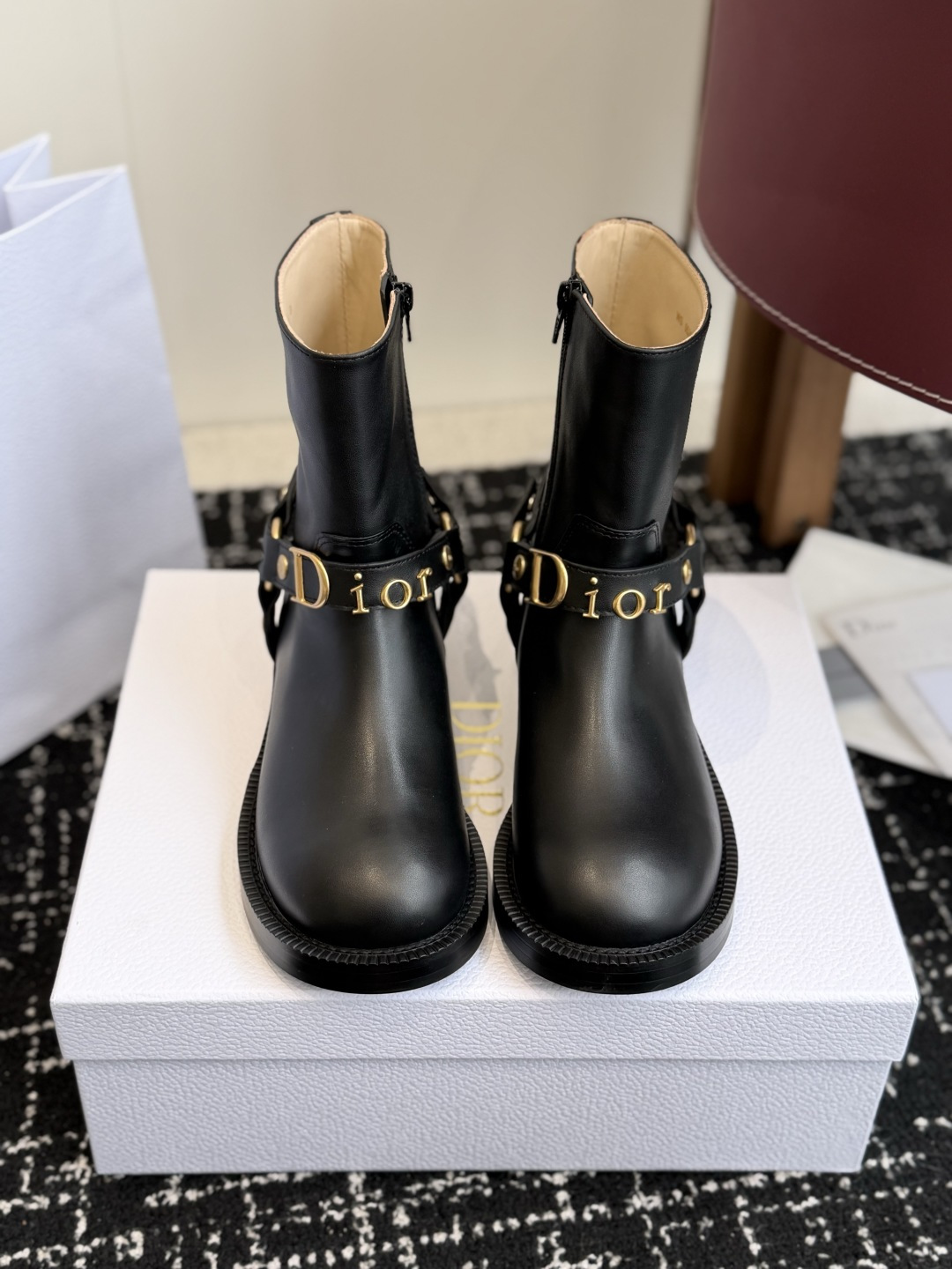 代购级 Dior迪奥 26ss 新款秋冬英伦风布洛克厚底马丁靴！ 楦型百搭瘦脚yyds.造型立体饱满，帅气十足  上脚舒