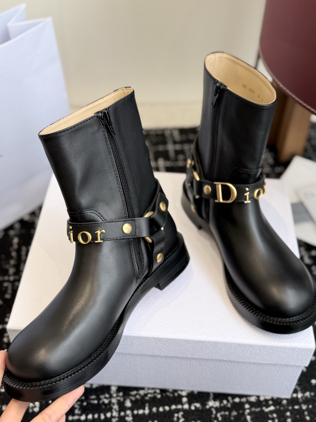代购级 Dior迪奥 26ss 新款秋冬英伦风布洛克厚底马丁靴！ 楦型百搭瘦脚yyds.造型立体饱满，帅气十足  上脚舒