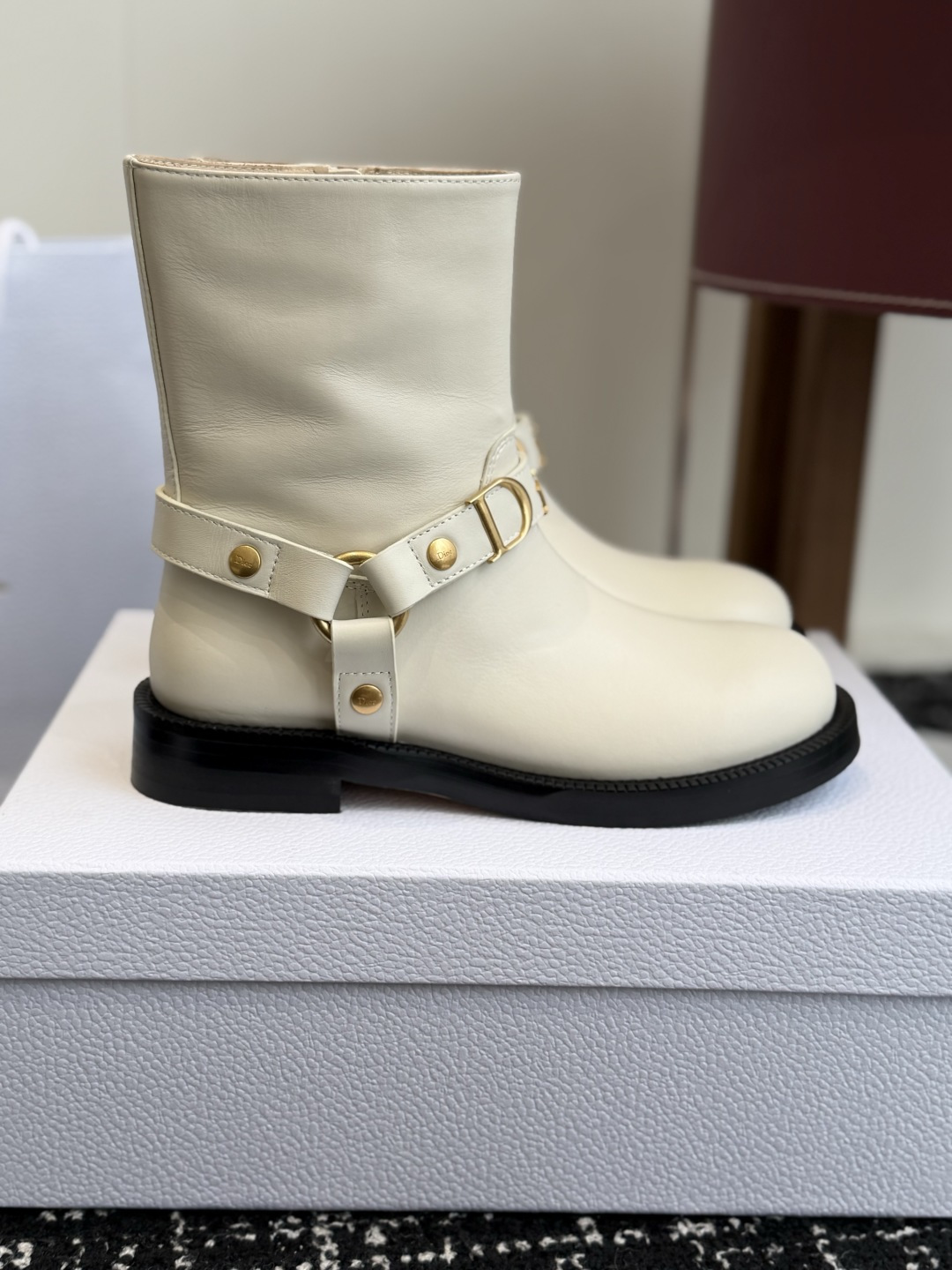 代购级 Dior迪奥 26ss 新款秋冬英伦风布洛克厚底马丁靴！ 楦型百搭瘦脚yyds.造型立体饱满，帅气十足  上脚舒