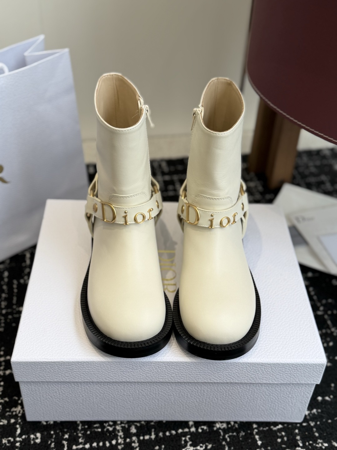 代购级 Dior迪奥 26ss 新款秋冬英伦风布洛克厚底马丁靴！ 楦型百搭瘦脚yyds.造型立体饱满，帅气十足  上脚舒