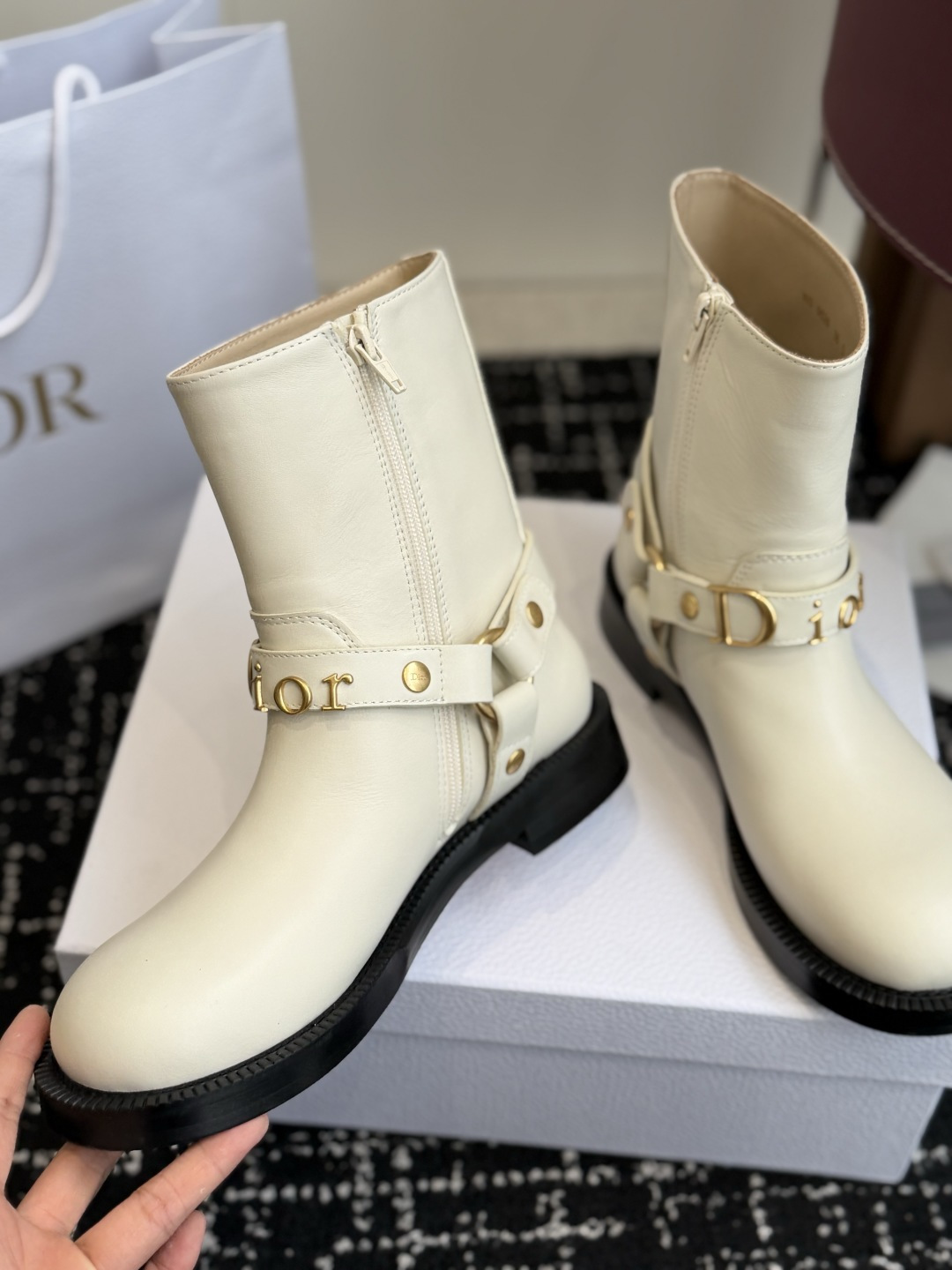 代购级 Dior迪奥 26ss 新款秋冬英伦风布洛克厚底马丁靴！ 楦型百搭瘦脚yyds.造型立体饱满，帅气十足  上脚舒