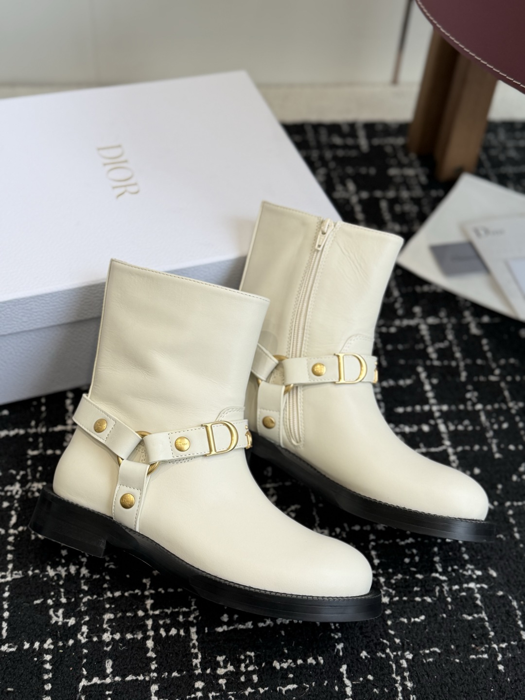 代购级 Dior迪奥 26ss 新款秋冬英伦风布洛克厚底马丁靴！ 楦型百搭瘦脚yyds.造型立体饱满，帅气十足  上脚舒