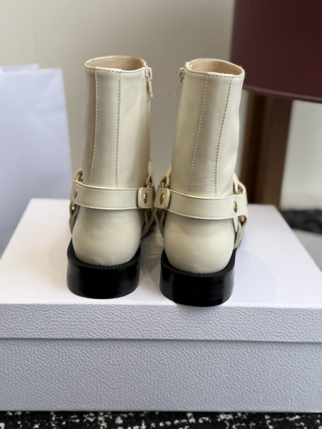 代购级 Dior迪奥 26ss 新款秋冬英伦风布洛克厚底马丁靴！ 楦型百搭瘦脚yyds.造型立体饱满，帅气十足  上脚舒