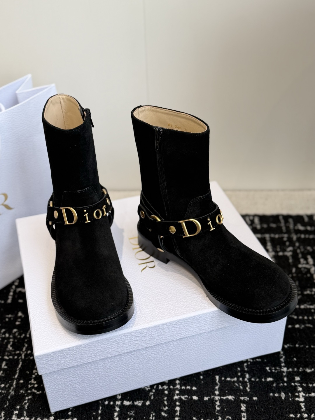 代购级 Dior迪奥 26ss 新款秋冬英伦风布洛克厚底马丁靴! 楦型百搭瘦脚yyds.造型立体饱满,帅气十足 上脚舒 代购级 Dior迪奥 26ss 新款秋冬英伦风布洛克厚底马丁靴! 楦型百搭瘦脚yyds.造型立体饱满,帅气十足 上脚舒