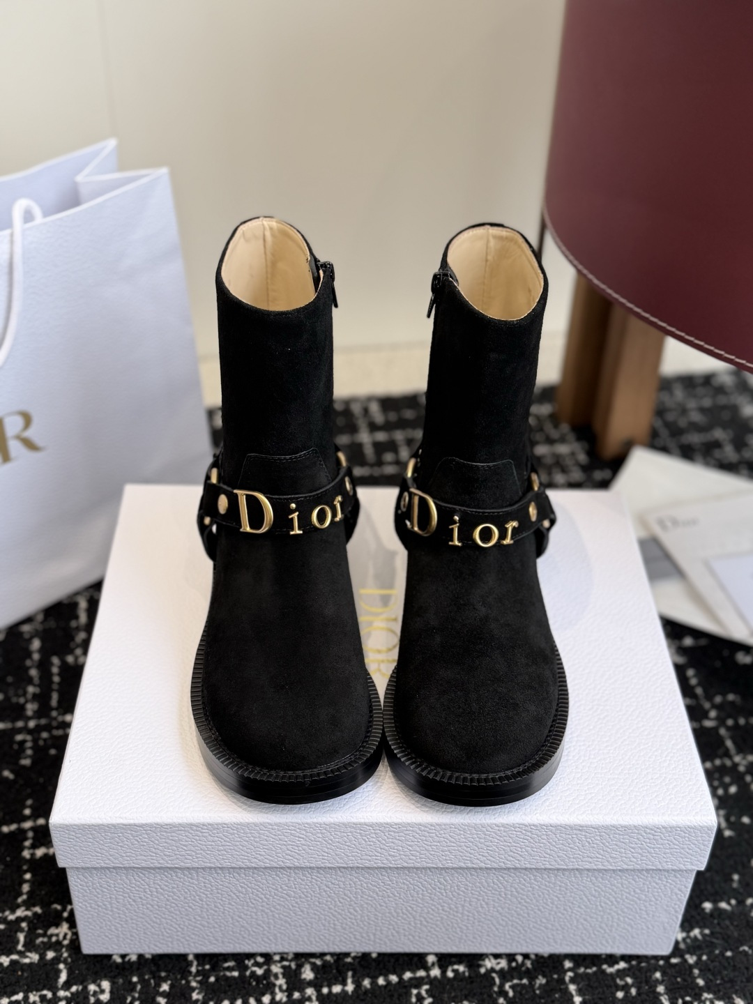 代购级 Dior迪奥 26ss 新款秋冬英伦风布洛克厚底马丁靴! 楦型百搭瘦脚yyds.造型立体饱满,帅气十足 上脚舒 代购级 Dior迪奥 26ss 新款秋冬英伦风布洛克厚底马丁靴! 楦型百搭瘦脚yyds.造型立体饱满,帅气十足 上脚舒