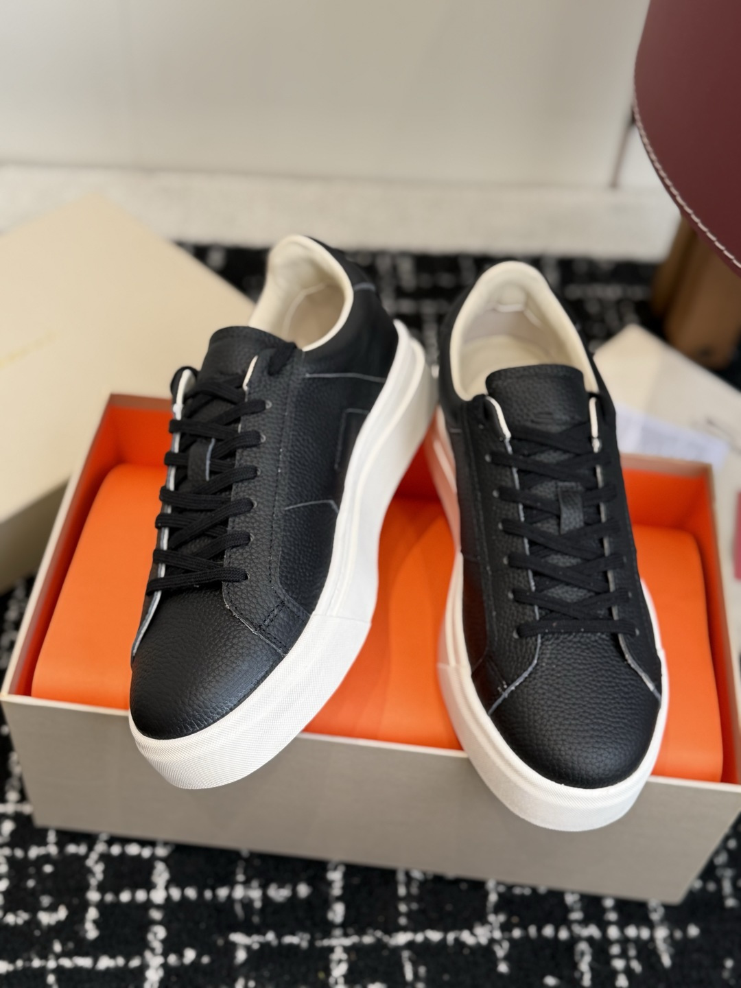 代购级 Santoni26ss男款休闲鞋 Santoni皮具品牌源于1975年,创始人Andrea Santoni先生 代购级 Santoni26ss男款休闲鞋 Santoni皮具品牌源于1975年,创始人Andrea Santoni先生