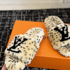 代购级 louis vuitton ss 26new arrival~ L家 26秋冬平底羊毛拖鞋新品 超舒适的lv 毛 代购级 louis vuitton ss 26new arrival~ L家 26秋冬平底羊毛拖鞋新品 超舒适的lv 毛