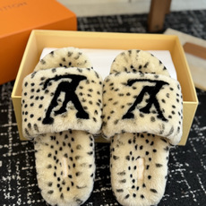 代购级 louis vuitton ss 26new arrival~ L家 26秋冬平底羊毛拖鞋新品 超舒适的lv 毛 代购级 louis vuitton ss 26new arrival~ L家 26秋冬平底羊毛拖鞋新品 超舒适的lv 毛