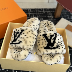 代购级 louis vuitton ss 26new arrival~ L家 26秋冬平底羊毛拖鞋新品 超舒适的lv 毛 代购级 louis vuitton ss 26new arrival~ L家 26秋冬平底羊毛拖鞋新品 超舒适的lv 毛