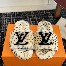 代购级 louis vuitton ss 26new arrival~ L家 26秋冬平底羊毛拖鞋新品 超舒适的lv 毛 代购级 louis vuitton ss 26new arrival~ L家 26秋冬平底羊毛拖鞋新品 超舒适的lv 毛
