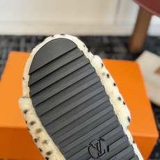 代购级 louis vuitton ss 26new arrival~ L家 26秋冬平底羊毛拖鞋新品 超舒适的lv 毛 代购级 louis vuitton ss 26new arrival~ L家 26秋冬平底羊毛拖鞋新品 超舒适的lv 毛