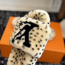 代购级 louis vuitton ss 26new arrival~ L家 26秋冬平底羊毛拖鞋新品 超舒适的lv 毛 代购级 louis vuitton ss 26new arrival~ L家 26秋冬平底羊毛拖鞋新品 超舒适的lv 毛