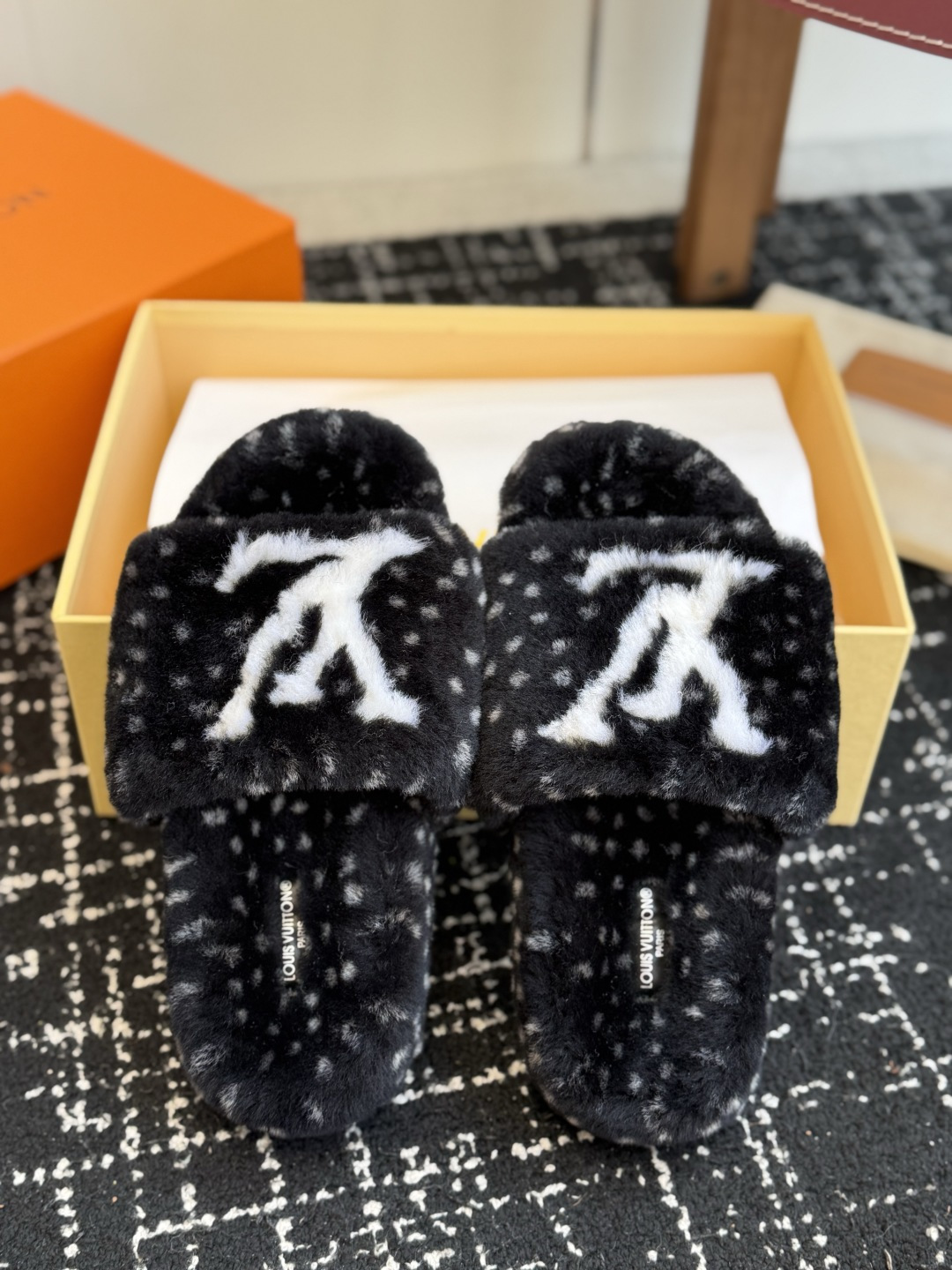 代购级 louis vuitton ss 26new arrival～ L家 26秋冬平底羊毛拖鞋新品 超舒适的lv 毛