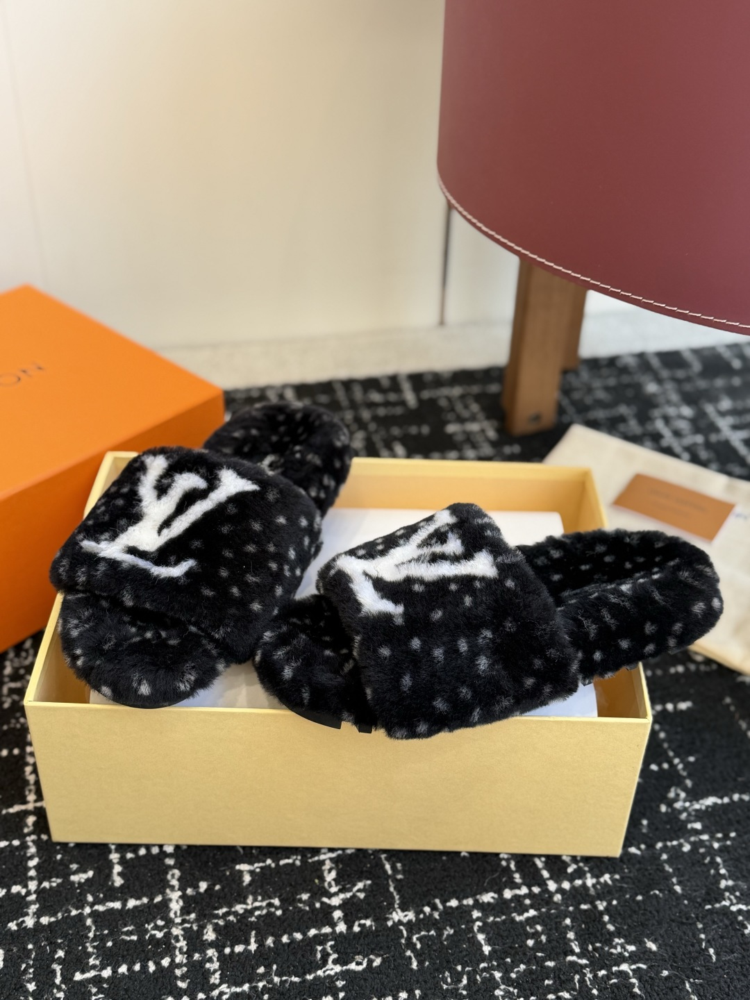 代购级 louis vuitton ss 26new arrival～ L家 26秋冬平底羊毛拖鞋新品 超舒适的lv 毛