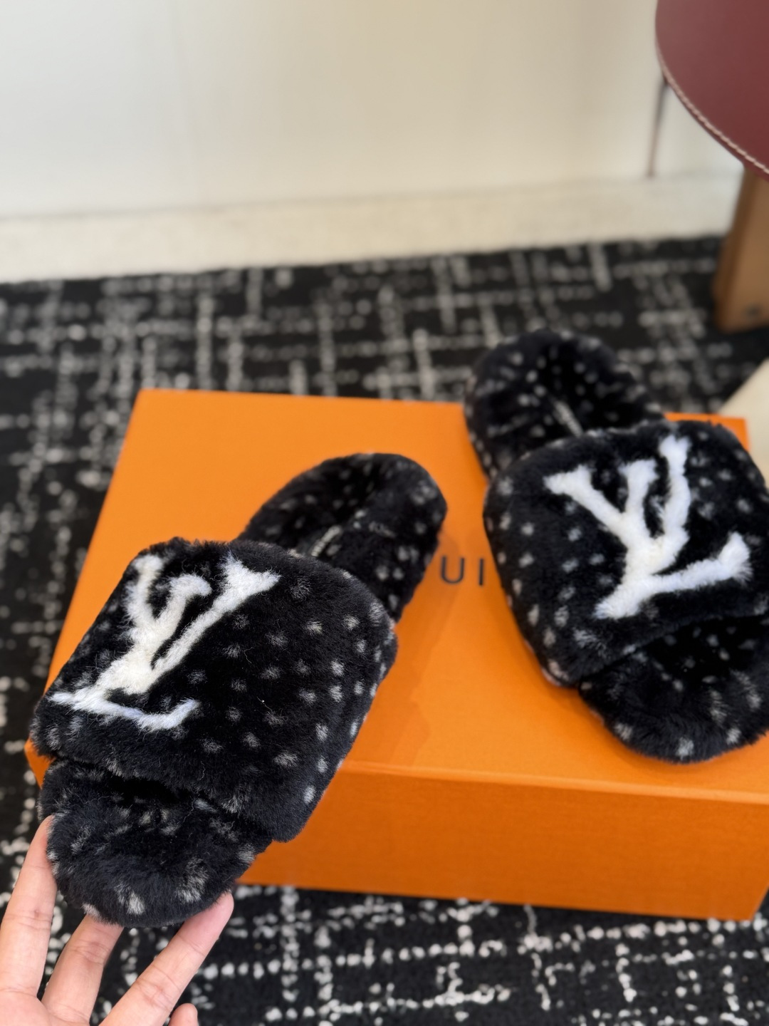 代购级 louis vuitton ss 26new arrival～ L家 26秋冬平底羊毛拖鞋新品 超舒适的lv 毛