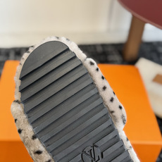 代购级 louis vuitton ss 26new arrival~ L家 26秋冬平底羊毛拖鞋新品 超舒适的lv 毛 代购级 louis vuitton ss 26new arrival~ L家 26秋冬平底羊毛拖鞋新品 超舒适的lv 毛