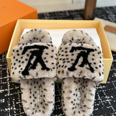 代购级 louis vuitton ss 26new arrival~ L家 26秋冬平底羊毛拖鞋新品 超舒适的lv 毛 代购级 louis vuitton ss 26new arrival~ L家 26秋冬平底羊毛拖鞋新品 超舒适的lv 毛