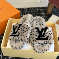 代购级 louis vuitton ss 26new arrival~ L家 26秋冬平底羊毛拖鞋新品 超舒适的lv 毛 代购级 louis vuitton ss 26new arrival~ L家 26秋冬平底羊毛拖鞋新品 超舒适的lv 毛