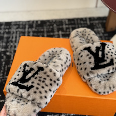 代购级 louis vuitton ss 26new arrival~ L家 26秋冬平底羊毛拖鞋新品 超舒适的lv 毛 代购级 louis vuitton ss 26new arrival~ L家 26秋冬平底羊毛拖鞋新品 超舒适的lv 毛