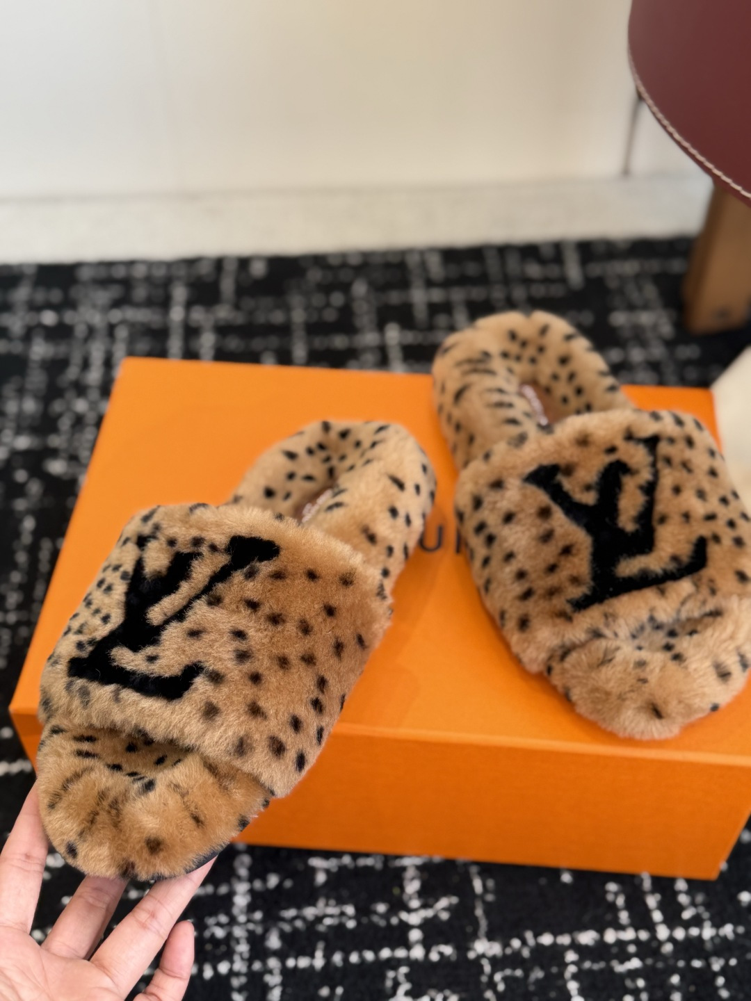代购级 louis vuitton ss 26new arrival～ L家 26秋冬平底羊毛拖鞋新品 超舒适的lv 毛