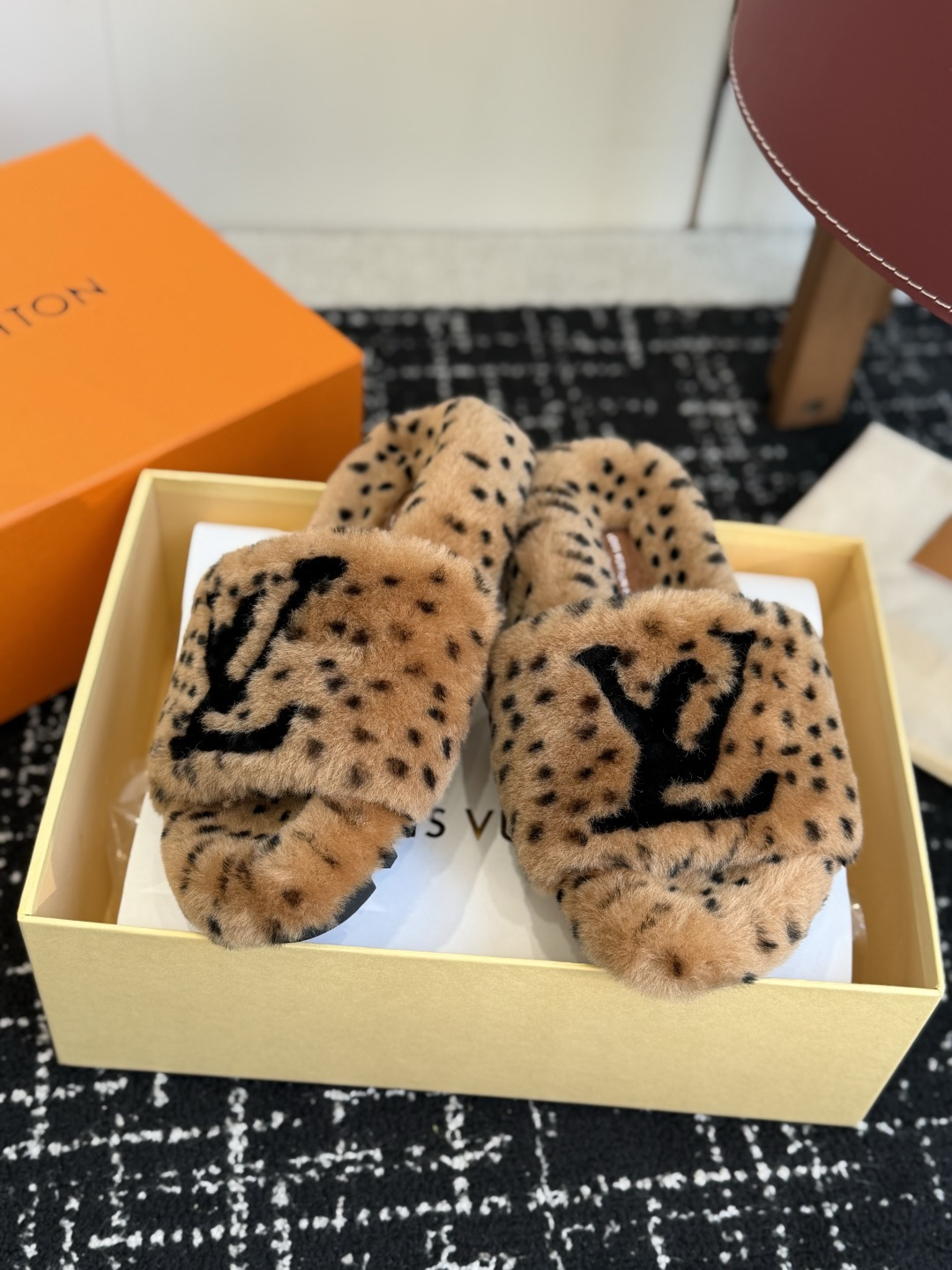 代购级 louis vuitton ss 26new arrival～ L家 26秋冬平底羊毛拖鞋新品 超舒适的lv 毛