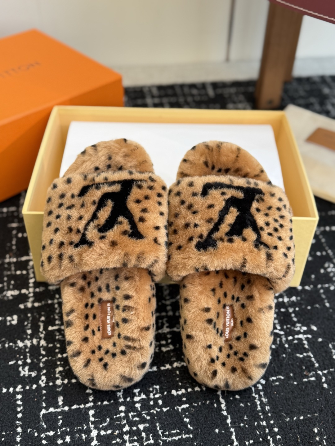 代购级 louis vuitton ss 26new arrival～ L家 26秋冬平底羊毛拖鞋新品 超舒适的lv 毛