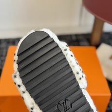 代购级 louis vuitton ss 26new arrival~ L家 26秋冬平底羊毛拖鞋新品 超舒适的lv 毛 代购级 louis vuitton ss 26new arrival~ L家 26秋冬平底羊毛拖鞋新品 超舒适的lv 毛