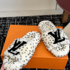 代购级 louis vuitton ss 26new arrival~ L家 26秋冬平底羊毛拖鞋新品 超舒适的lv 毛 代购级 louis vuitton ss 26new arrival~ L家 26秋冬平底羊毛拖鞋新品 超舒适的lv 毛