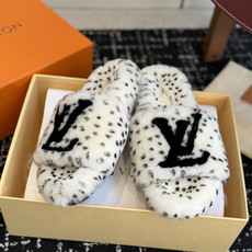 代购级 louis vuitton ss 26new arrival~ L家 26秋冬平底羊毛拖鞋新品 超舒适的lv 毛 代购级 louis vuitton ss 26new arrival~ L家 26秋冬平底羊毛拖鞋新品 超舒适的lv 毛