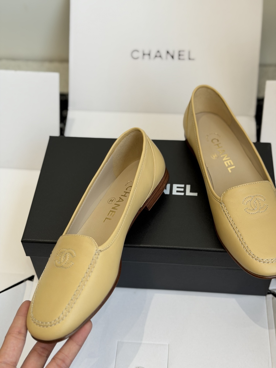 东莞代购级 CHANEL小香经典乐福鞋 这双复古乐福鞋一眼看到就很喜欢 鞋面小方头设计很特别 高级感十足 上脚特别舒服柔