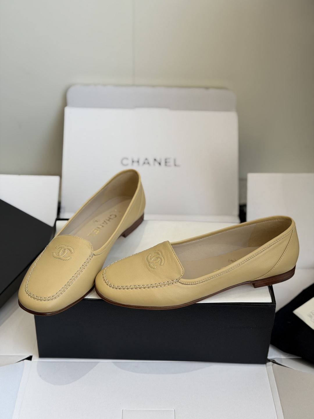 东莞代购级 CHANEL小香经典乐福鞋 这双复古乐福鞋一眼看到就很喜欢 鞋面小方头设计很特别 高级感十足 上脚特别舒服柔