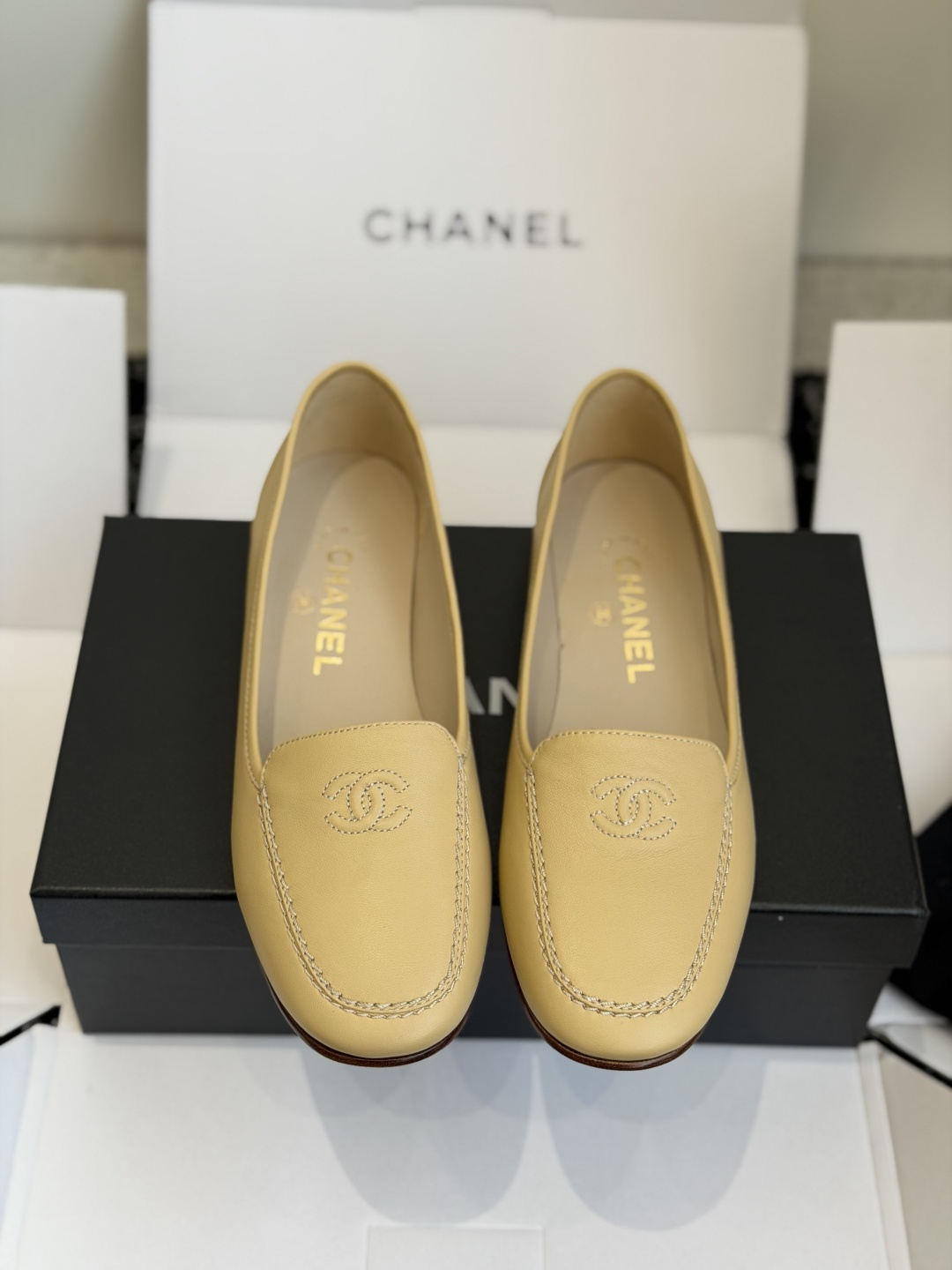 东莞代购级 CHANEL小香经典乐福鞋 这双复古乐福鞋一眼看到就很喜欢 鞋面小方头设计很特别 高级感十足 上脚特别舒服柔