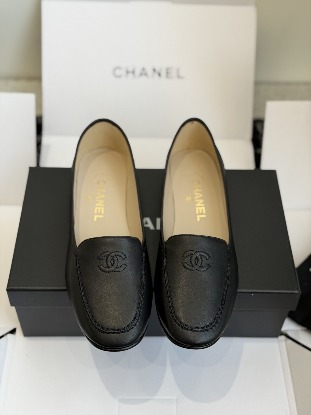 东莞代购级 CHANEL小香经典乐福鞋 这双复古乐福鞋一眼看到就很喜欢 鞋面小方头设计很特别 高级感十足 上脚特别舒服柔 东莞代购级 CHANEL小香经典乐福鞋 这双复古乐福鞋一眼看到就很喜欢 鞋面小方头设计很特别 高级感十足 上脚特别舒服柔