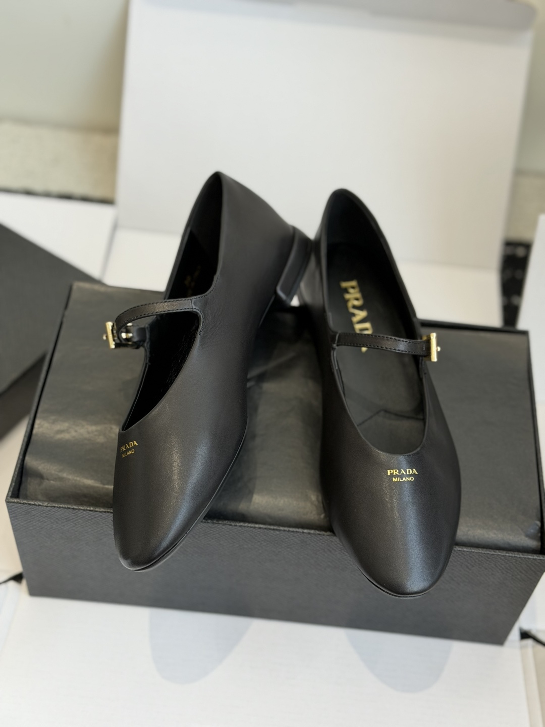 东莞代购级 prada 普拉达26ss新款单鞋  上班、约会、都非常ok的款，简约精练，时尚款单鞋 面料：羊皮 内里：羊