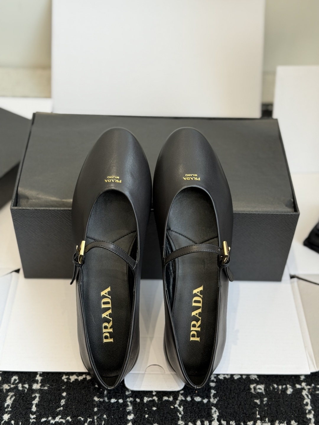 东莞代购级 prada 普拉达26ss新款单鞋  上班、约会、都非常ok的款，简约精练，时尚款单鞋 面料：羊皮 内里：羊