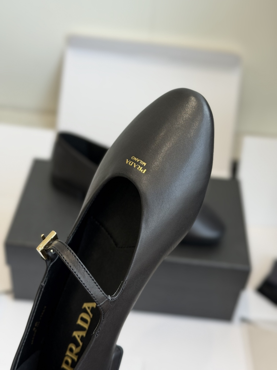 东莞代购级 prada 普拉达26ss新款单鞋  上班、约会、都非常ok的款，简约精练，时尚款单鞋 面料：羊皮 内里：羊