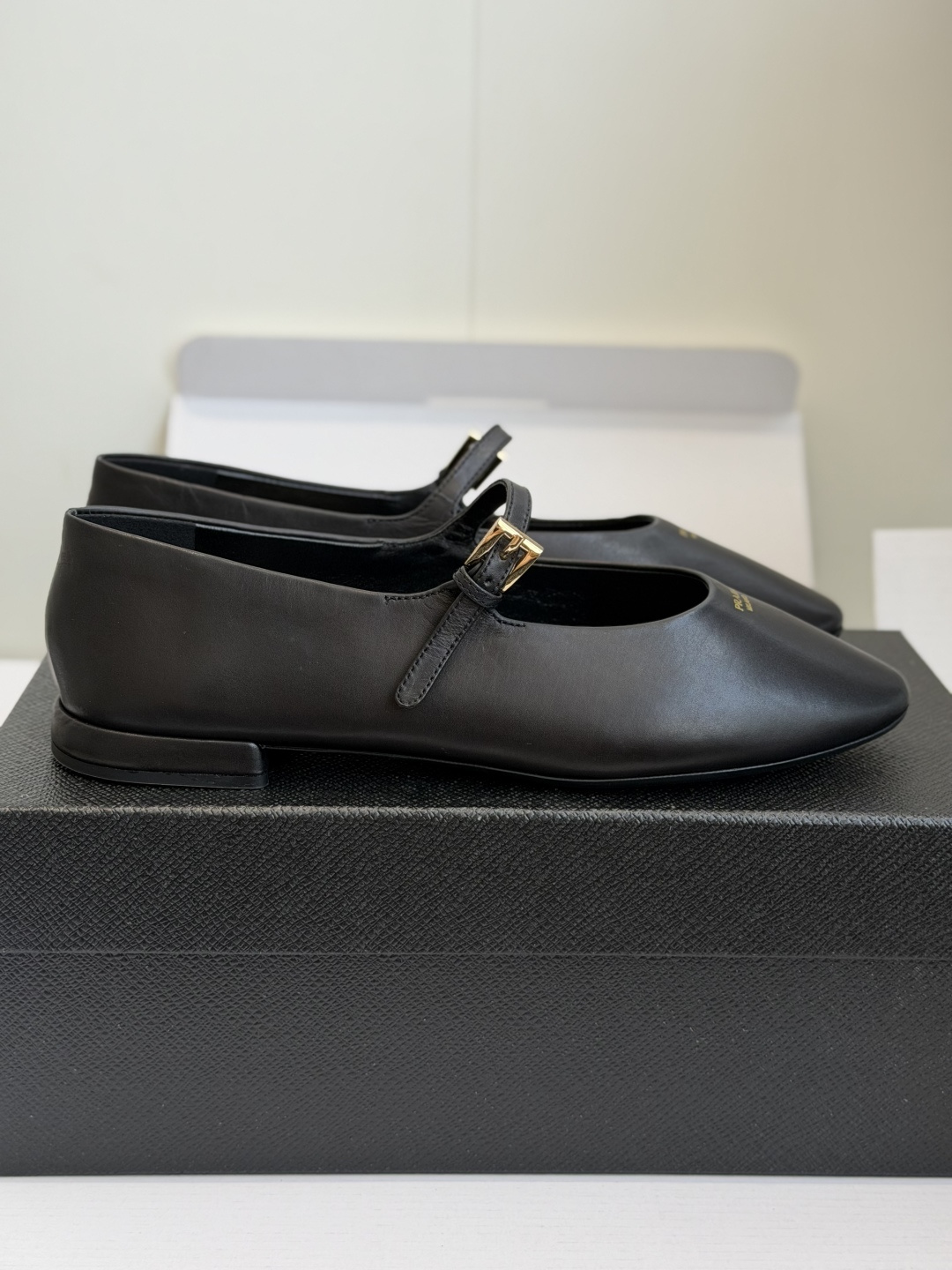 东莞代购级 prada 普拉达26ss新款单鞋  上班、约会、都非常ok的款，简约精练，时尚款单鞋 面料：羊皮 内里：羊