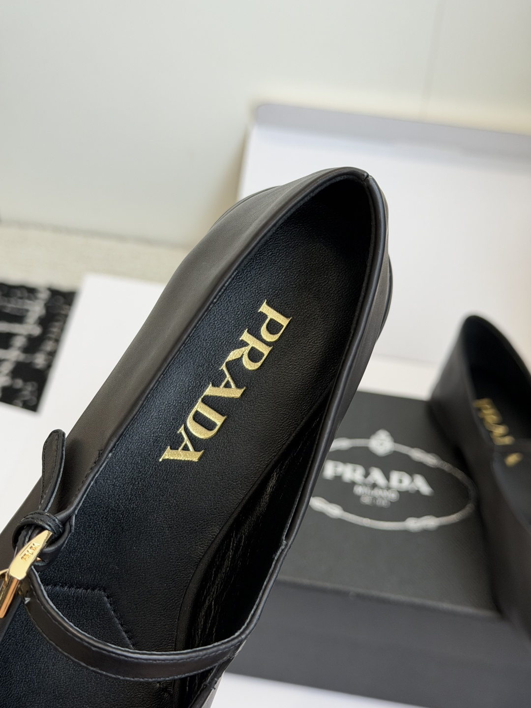 东莞代购级 prada 普拉达26ss新款单鞋  上班、约会、都非常ok的款，简约精练，时尚款单鞋 面料：羊皮 内里：羊